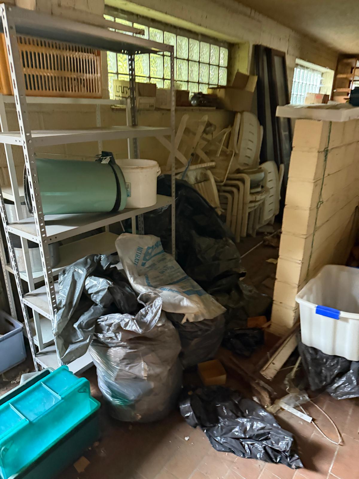 Complete antieke woonkamer inboedel met waardevolle meubels en decoraties opgekocht Deinze